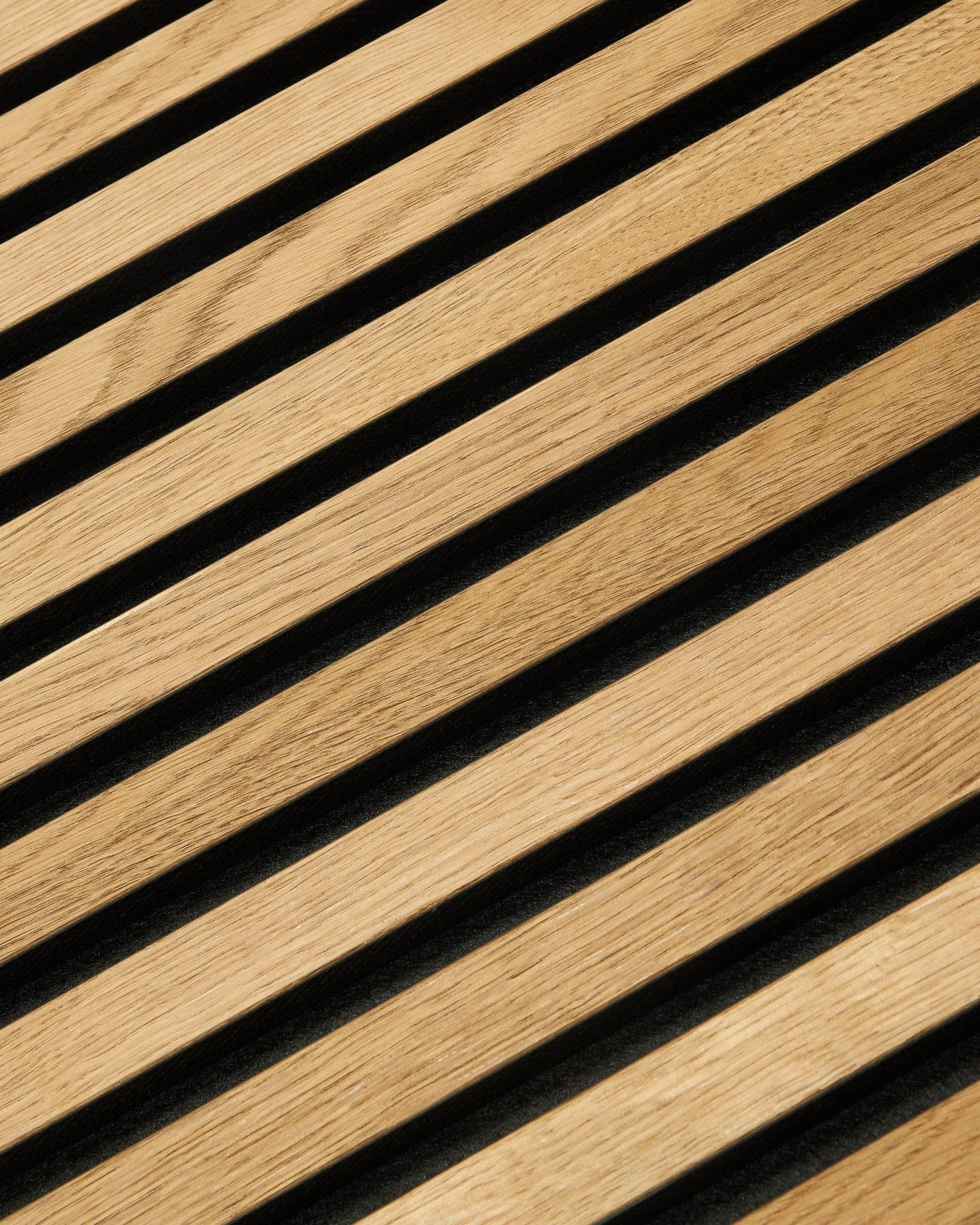 Nærbilde av Rustic Akupanel akustisk spileveggpanel i Brown eik (240 x 60 cm) fra WoodUpp, med fokus på moderne skandinavisk design og teksturerte trelameller.